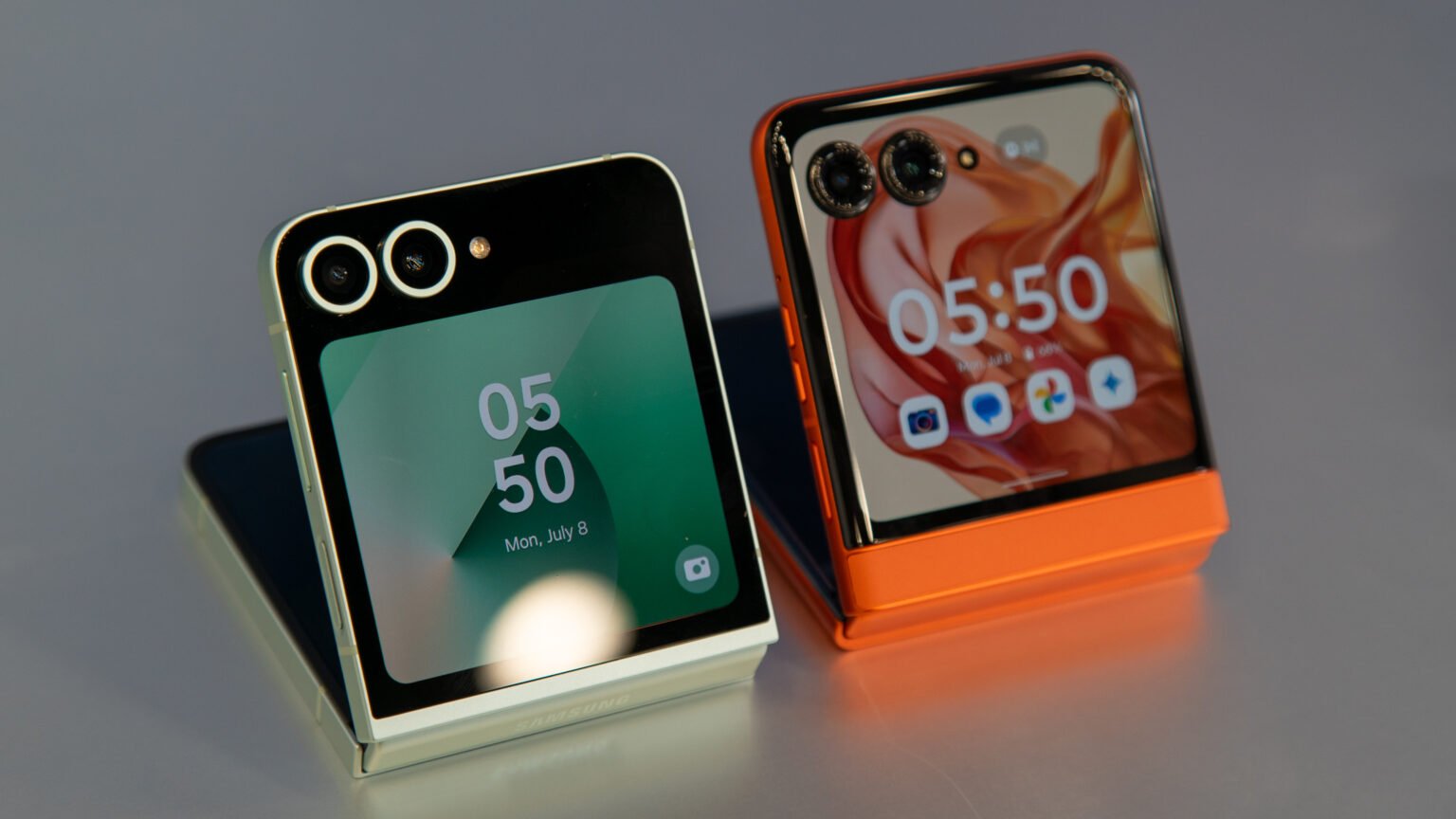 बजट में Motorola का फोल्डर 5G स्मार्टफोन खरीदें 512GB स्टोरेज वेरिएंट और 50MP कैमरा क्वालिटी